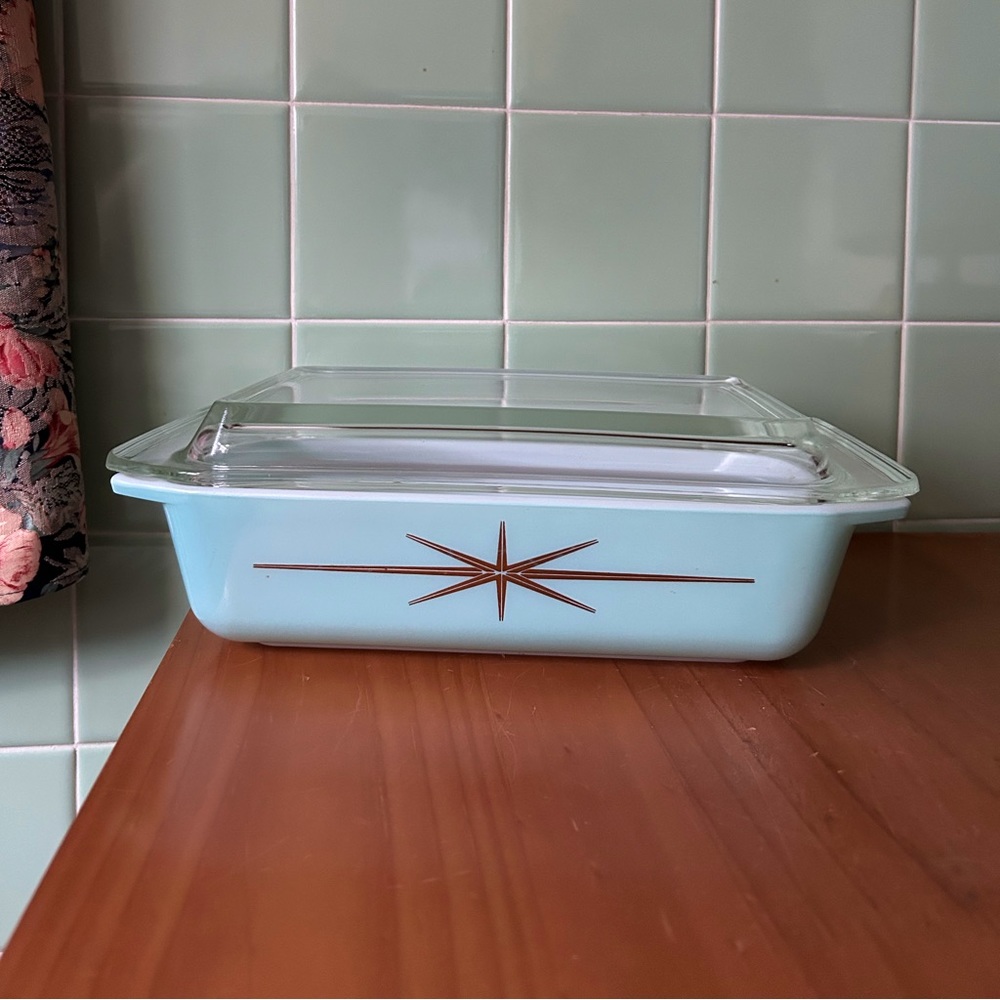 Rare vintage starburst Pyrex casserole dish with lid